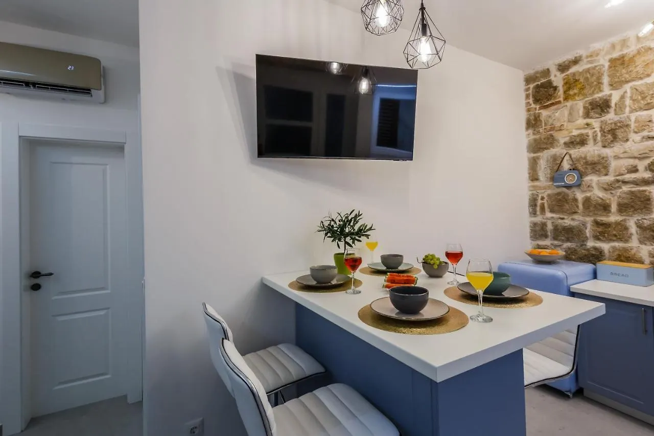 Angels-Split **** Apartment Split