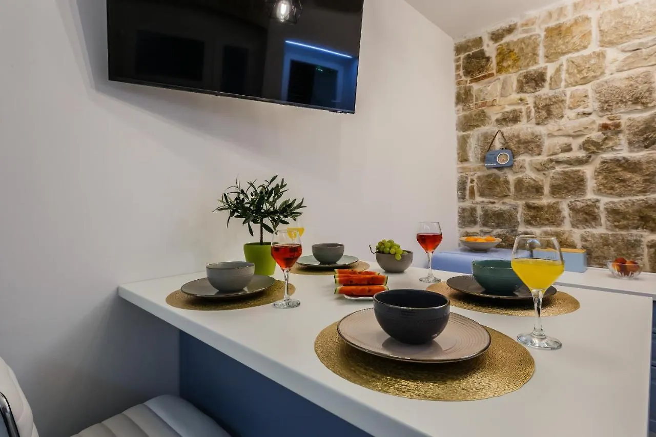 Angels-Split **** Apartment