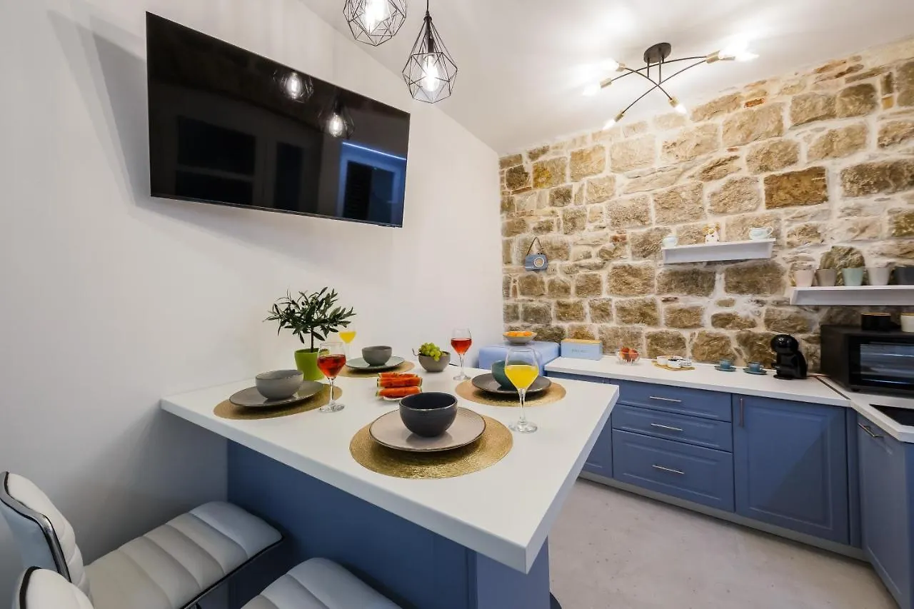 Angels-Split **** Apartment