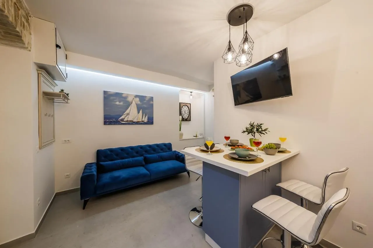 Angels-Split **** Apartment Split