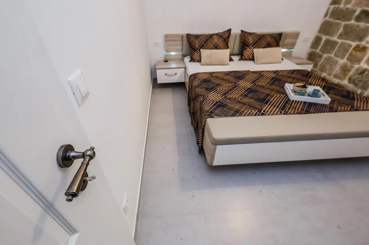 Angels-Split **** Apartment