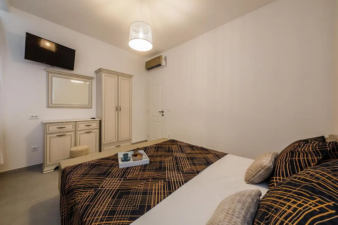 Angels-Split **** Apartment