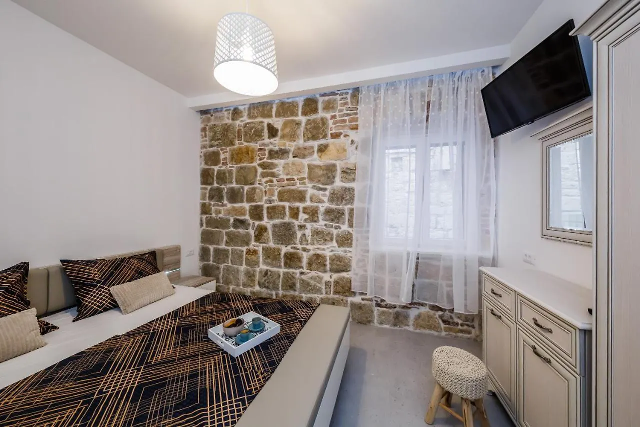 Angels-Split **** Apartment