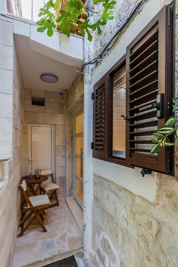 Angels-Split **** Apartment