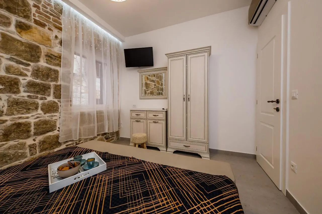 Angels-Split **** Apartment